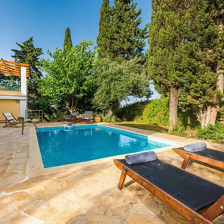 The Old Well Vila Plános